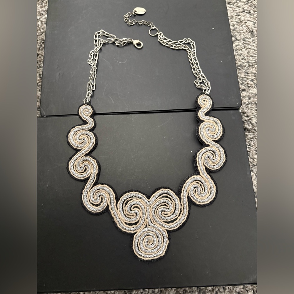 Elegant Swirl Necklace in Black and Gold